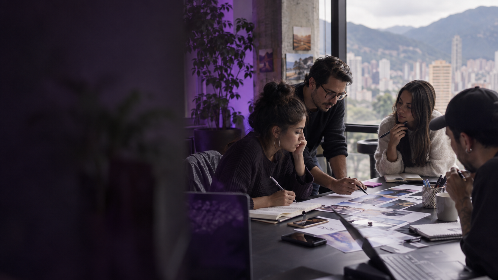 Equipo creativo trabajando en una sesión de estrategia